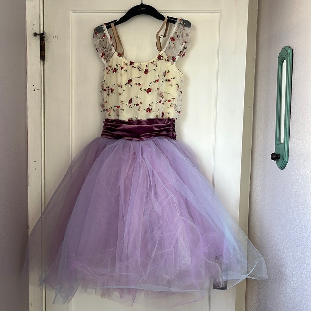 Beautiful tule purple/ lavender crème color dance dress. Size M/A. 🩰